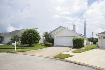 3 Bedroom 2 Bath Pool Home in an Orlando Gated Golf Resort