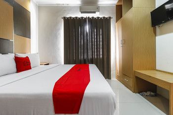 RedDoorz Plus near Pantai Losari