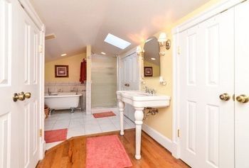Colonial Beach Plaza Bed & Breakfast
