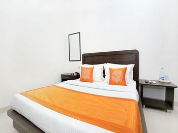 OYO 11421 Regal Residency