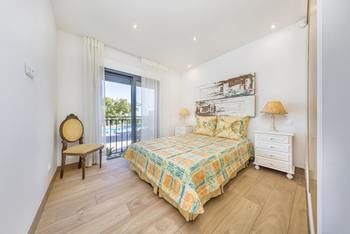 Property With 10 Bedrooms in Quelfes, With Wonderful sea View, Private