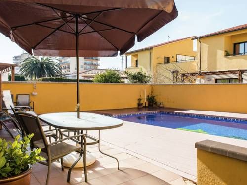 Pretty Holiday Home in Sant Pere Pescador with Swimming Pool