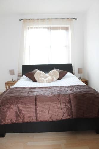 Hookless Holiday Homes