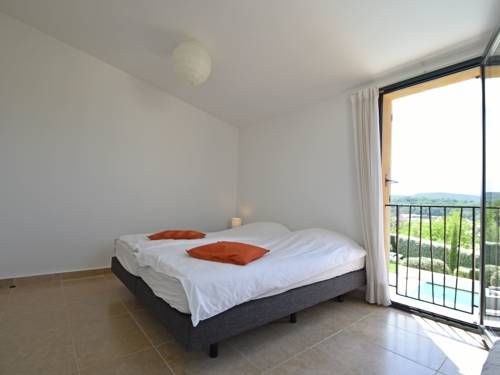 Lavish Villa in Malauc ne with Private Garden