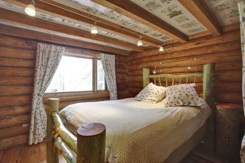 Folk Tree Lodge