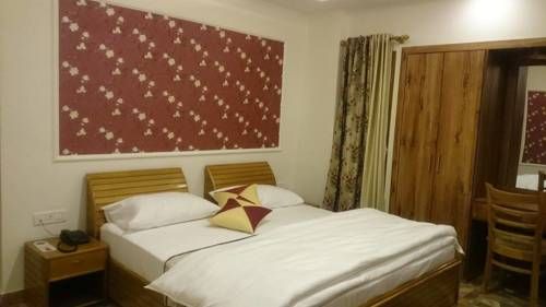 The Golden Peak, Hotel