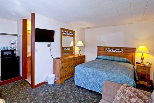 Riverbank Motel and Cabins