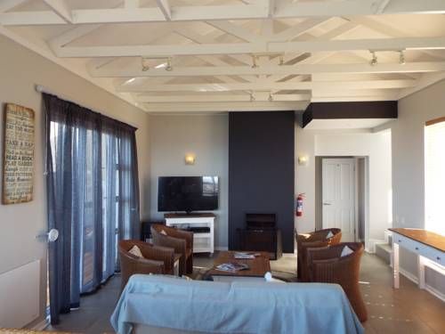 Pinnacle Point Pool Lodge