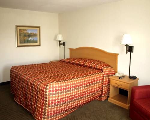Rodeway Inn & Suites near Outlet Mall - Asheville