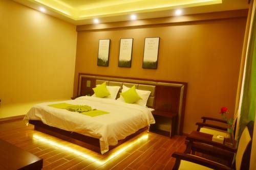Jinggu Fang Ting Holiday Hotel