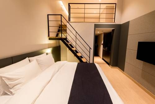R&B Business Hotel