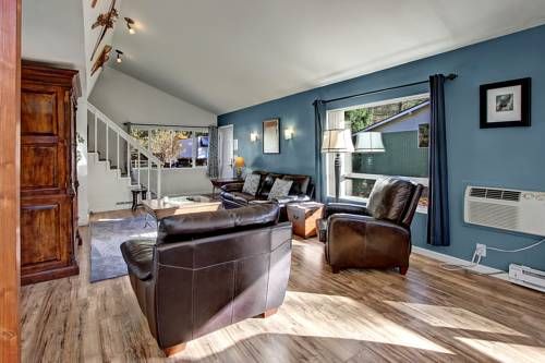 Baring Bend Lodge - Three Bedroom Cabin with Hot Tub