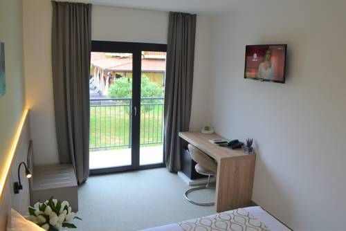 16 Lakes Hotel