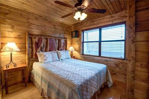 Rocky Top Lodge, 6 Bedrooms, Pool Access, Hot Tub, Mountain View, Sleeps 14