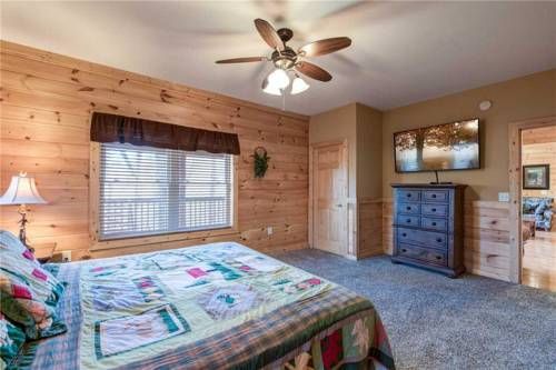 Hickory Hollow Lodge - Eight Bedroom Cabin