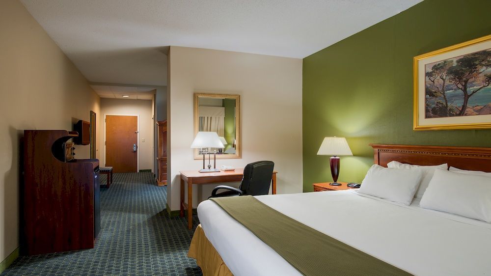 Holiday Inn Express Hauppauge-Long Island, an IHG Hotel