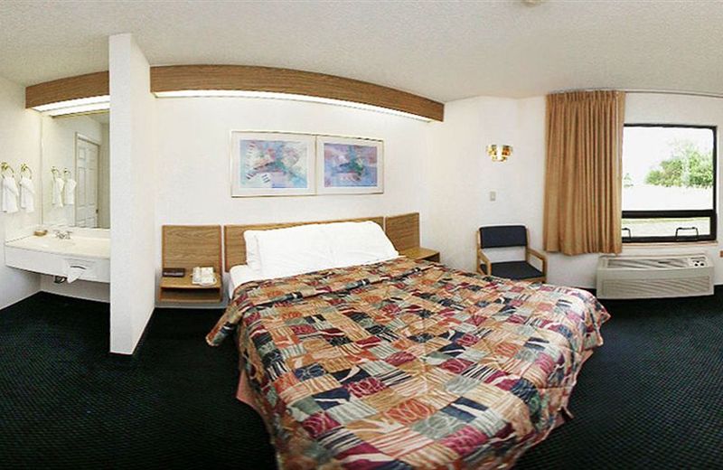 Days Inn by Wyndham Flint/Bishop International Airport
