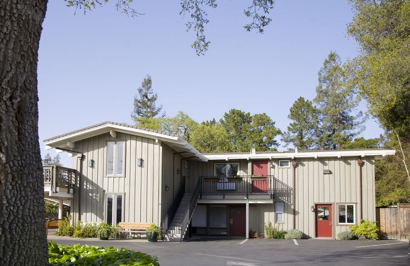 Red Cottage Inn & Suites