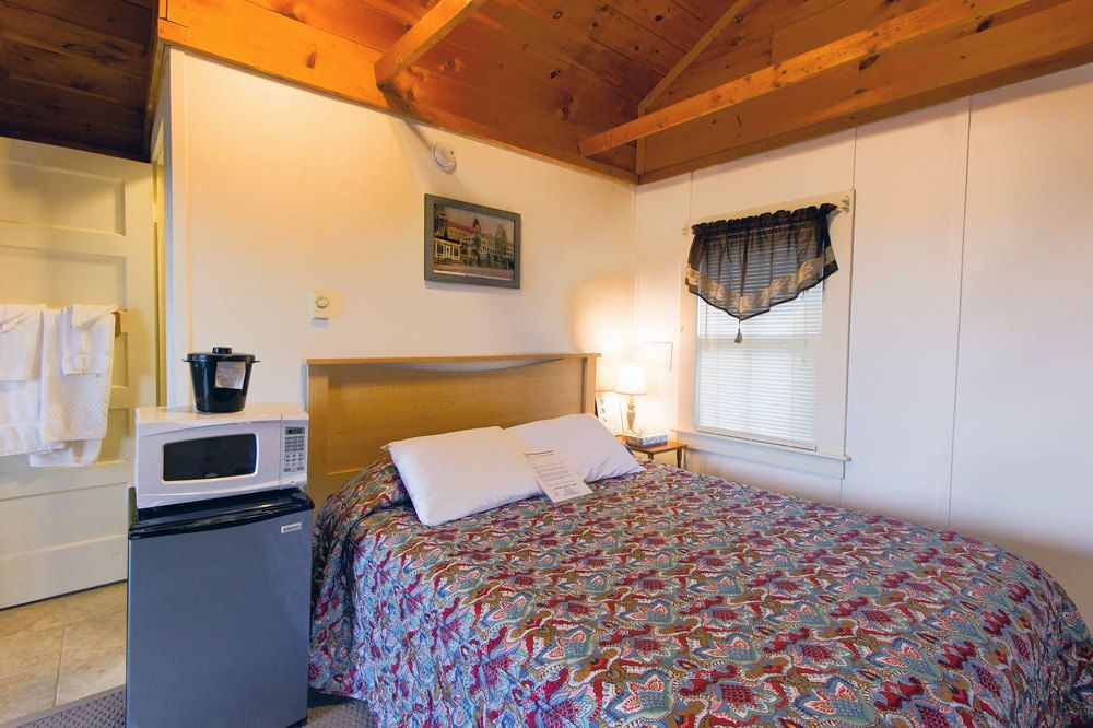 Half Moon Motel & Cottages