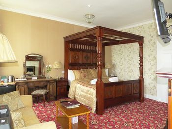 Glenesk Hotel