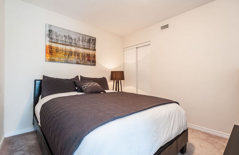 Life Suites - Front and Spadina