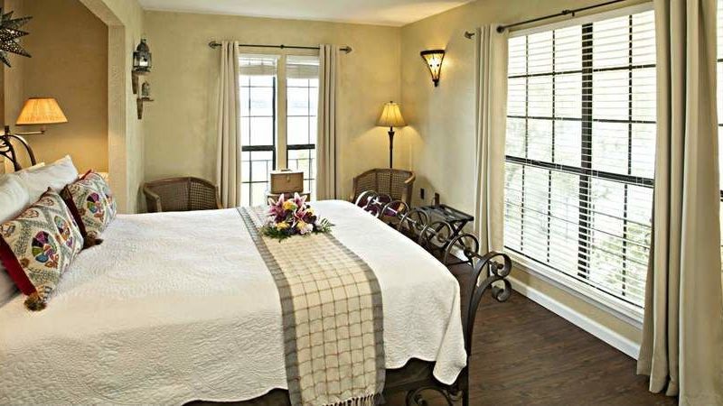 Lakehouse Bed and Breakfast
