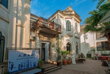 Artist and Old Villa 1927