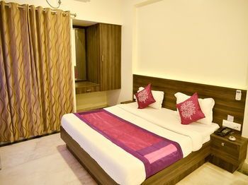 OYO 4448 Hotel Suresh Plaza