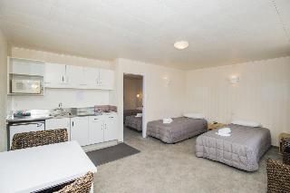 COLONIAL MOTOR LODGE