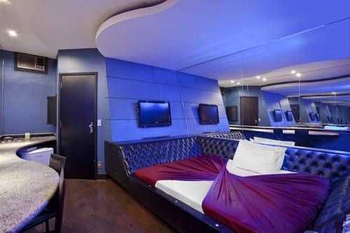 Snob Motel (Adult Only)