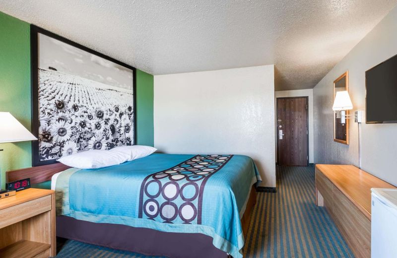 Super 8 by Wyndham Devils Lake