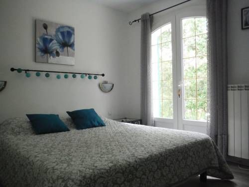 Tastefully furnished villa with terrace private swimming pool near of Lambesc