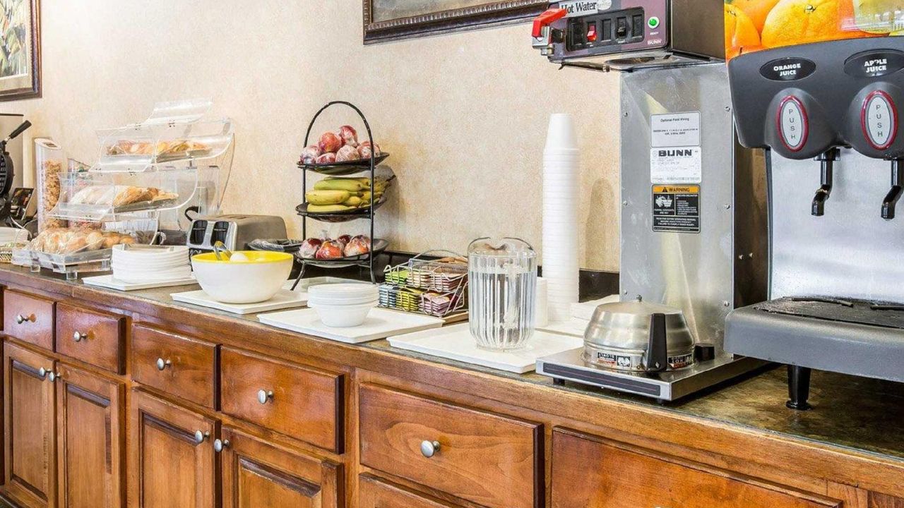 Econo Lodge  Inn & Suites