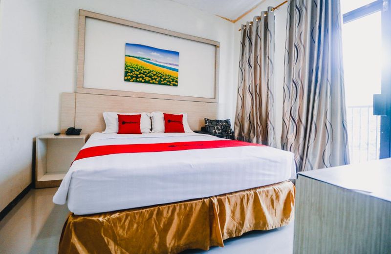 RedDoorz Plus near Sultan Hasanuddin Airport