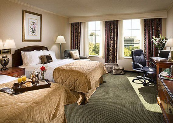 Clarion Town House Downtown