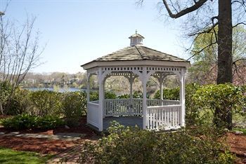 Coonamessett Inn