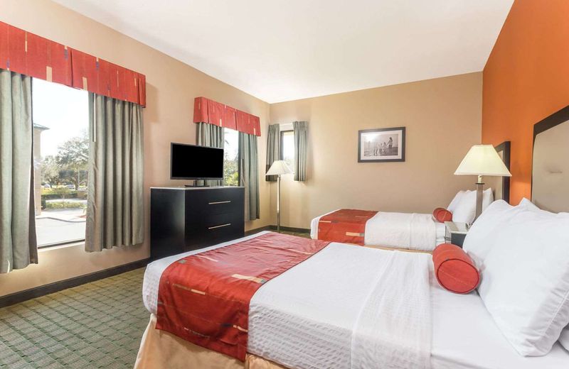 Days Inn & Suites by Wyndham Lakeland