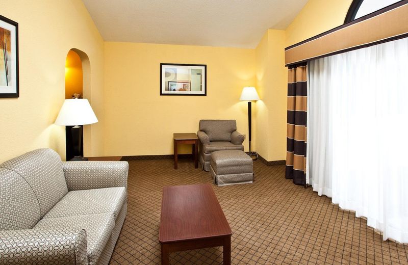 Holiday Inn Express & Suites Milton East I-10, an IHG Hotel