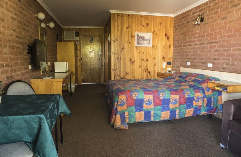 Country Roads Motor Inn