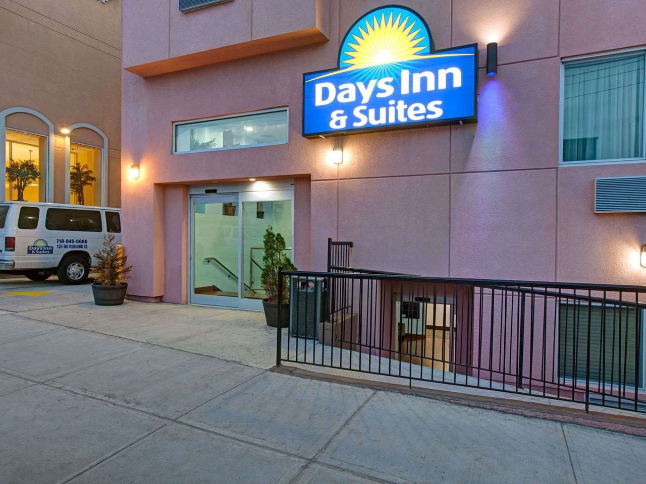 Days Inn & Suites by Wyndham Ozone Park/JFK Airport