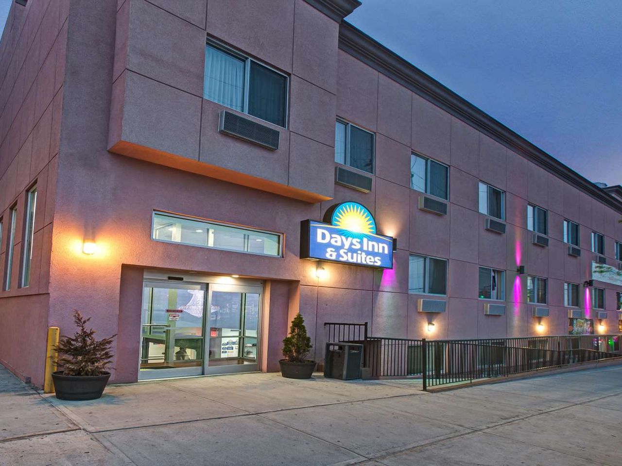 Days Inn & Suites by Wyndham Ozone Park/JFK Airport