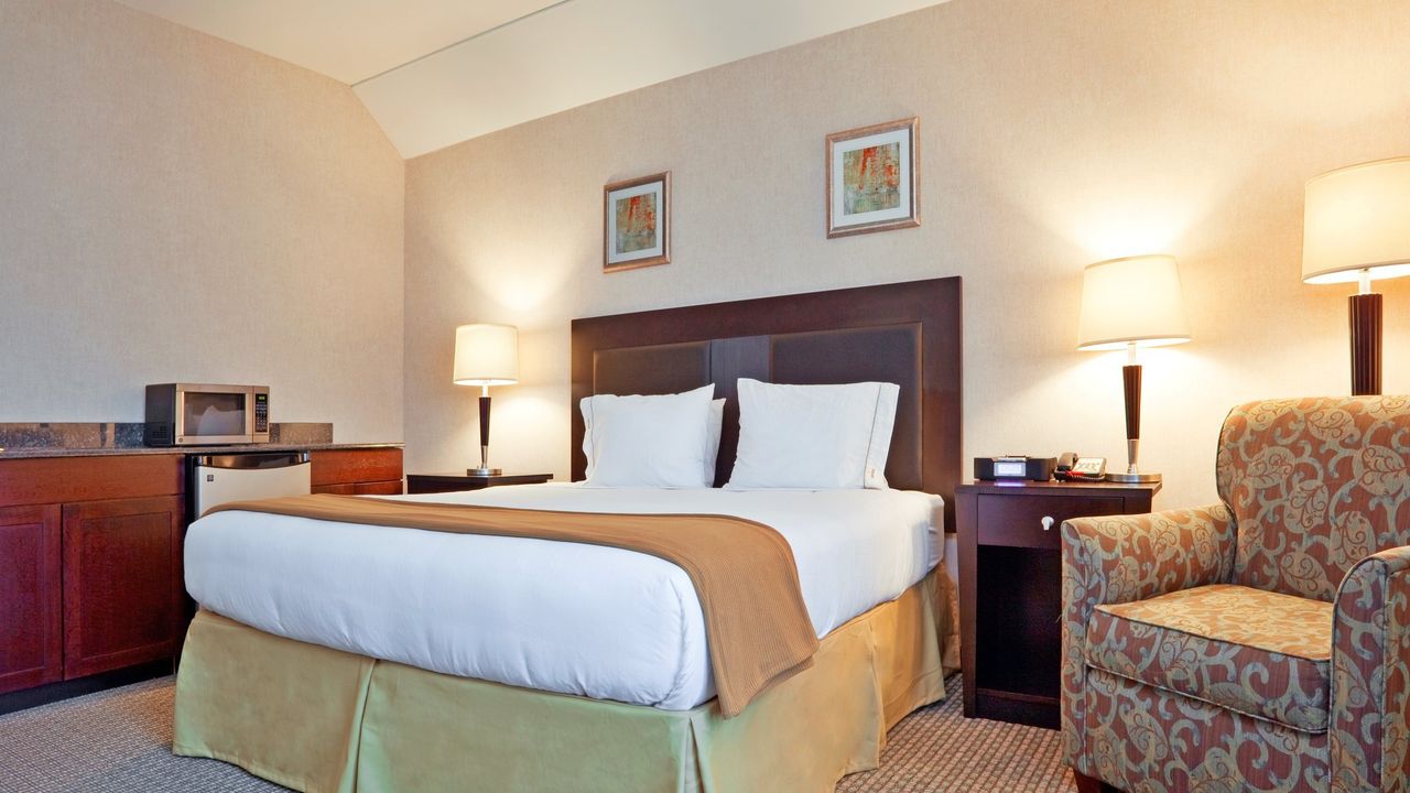 Holiday Inn Express Hotel & Suites Erie - North East, an IHG Hotel