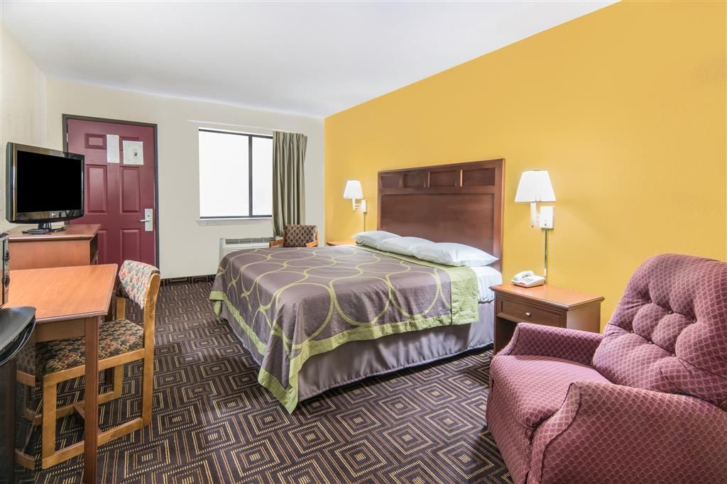 Super 8 by Wyndham Seguin
