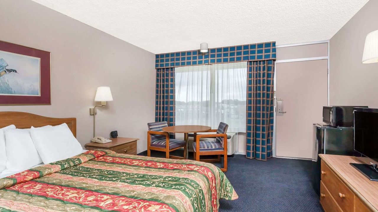 Days Inn by Wyndham Seguin TX