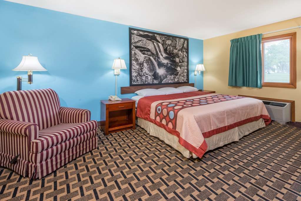 Super 8 by Wyndham Staunton