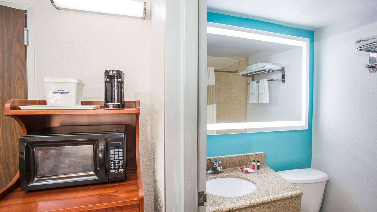 HOWARD JOHNSON INN - WINTER HA