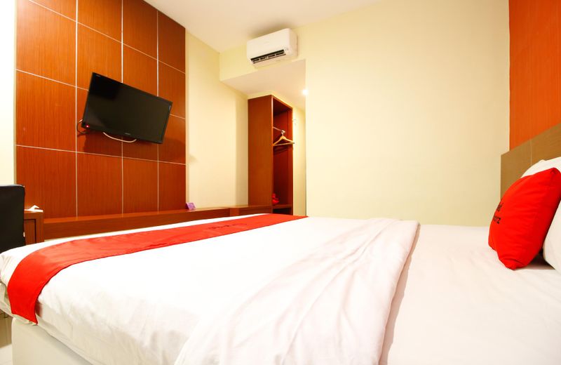 RedDoorz Premium near Nipah Mall