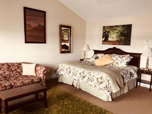 The Water's Edge Inn & Gallery
