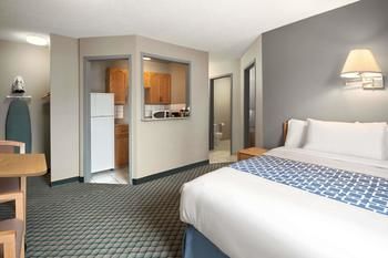 Travelodge by Wyndham Edmonton Airport