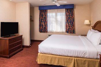La Fuente Inn & Suites